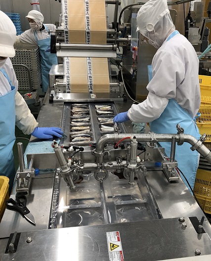 魚の下処理を行う製造工程の様子